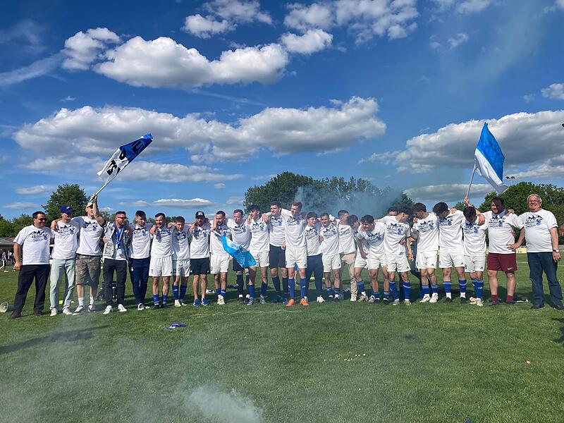 Der TSV Burgebrach bejubelt die Meisterschaft in der Landesliga Nordwest 2024/25TSV Burgebrach: Meister Bezirksliga West 2024/25 Der TSV Burgebrach bejubelt die Meisterschaft in der Landesliga Nordwest 2024/25