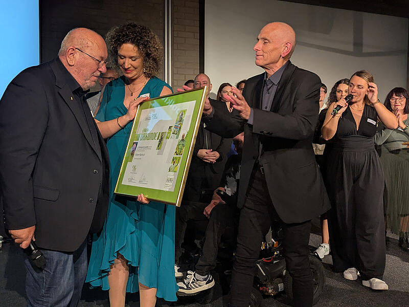 Emotionales Finale der Magnat Sportgala: Robert Bartsch wird mit der goolkids-Ehrenurkunde ausgezeichnet und von den G&auml;sten mit &bdquo;Standing Ovations&ldquo; gefeiert.