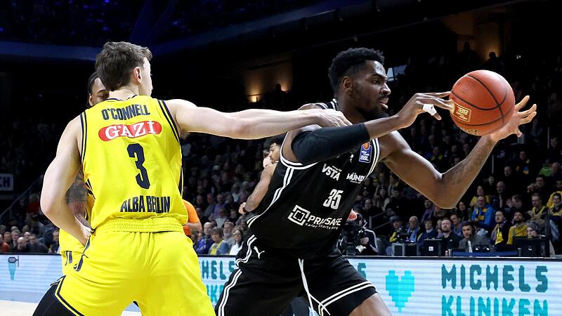 Baskets-Center EJ Onu  (rechts, gegen Alba-Guard Alex O'Connell) zeigte mit sechs Punkten, neun Rebounds und drei Blocks eine starke Vorstellung.