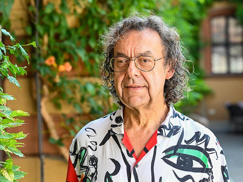 Dr. Michael Schwab ist Chefarzt und Leiter des Geriatriezentrums B&uuml;rgerspital in W&uuml;rzburg. Als Gerontologe besch&auml;ftigt er sich mit dem Prozess des Alterns.