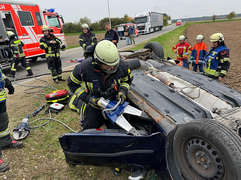 Der Spreizer kommt zum Einsatz.Die schönsten Impressionen der 24-Stunden-Übung der Feuerwehr Herzogenaurach Der Spreizer kommt zum Einsatz.