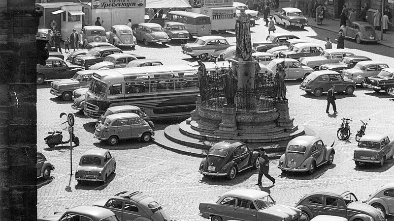 Im Jahr 1958 war der Maxplatz ein gro&szlig;er Parkplatz f&uuml;r VW-K&auml;fer und Co., die rund um den zentralen Maximiliansbrunnen  abgestellt werden durften.