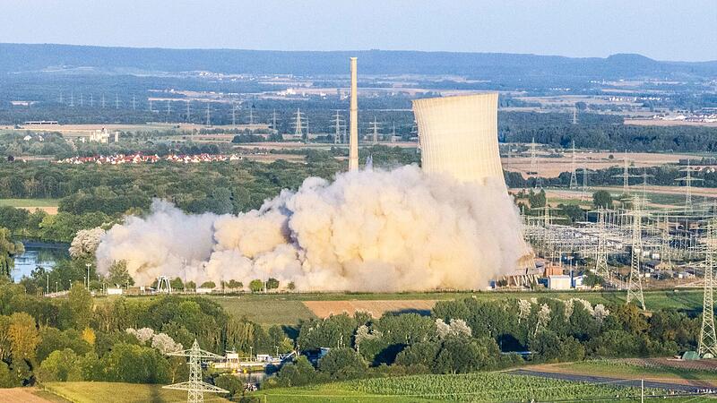 Gegen 20 Uhr am Freitagabend fielen die K&uuml;hlt&uuml;rme in sich zusammen. Die Sprengung war erfolgreich.