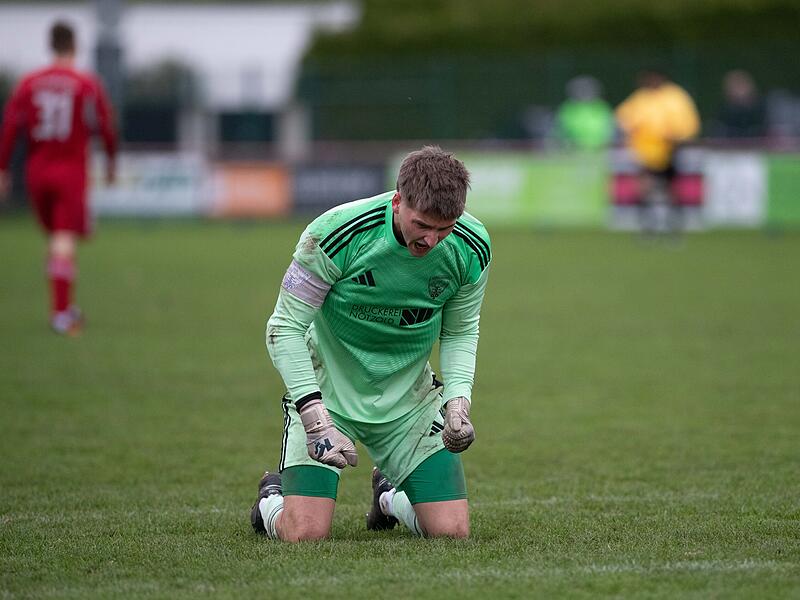 Nach zehn Gegentoren in den vergangenen beiden Spielen will der Keeper des TSV M&ouml;nchr&ouml;den Jonas K&ouml;hn wieder eine stabile Defensive sehen.