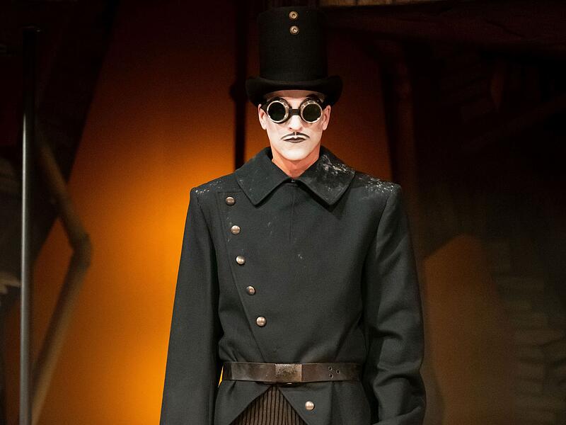 Als Neuinszenierung feierte "Die Dreigroschenoper" Premiere am Landestheater Coburg.
