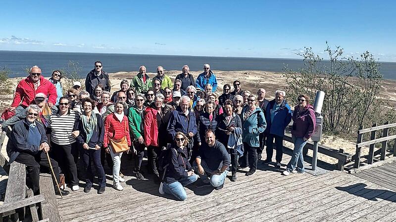 Die Reisegruppe des Städtepartnerschaftskomitees auf der Kurischen Nehrung nahe Nidda (Litauen) Die Reisegruppe des Städtepartnerschaftskomitees auf der Kurischen Nehrung nahe Nidda (Litauen)