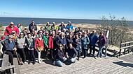 Die Reisegruppe des St&auml;dtepartnerschaftskomitees auf der Kurischen Nehrung nahe Nidda (Litauen)