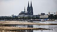 Niedrigwasser am Rhein in K&ouml;ln