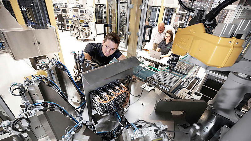 Maschinenwartung bei Schaeffler: Das Unternehmen beschäftigt weltweit rund 83.000 Mitarbeiter. Maschinenwartung bei Schaeffler. Der Automobilzulieferer machte 2025 damit Schlagzeilgen, am Hauptsitz im Herzogenaurach 700 Stellen abbauen zu wollen.