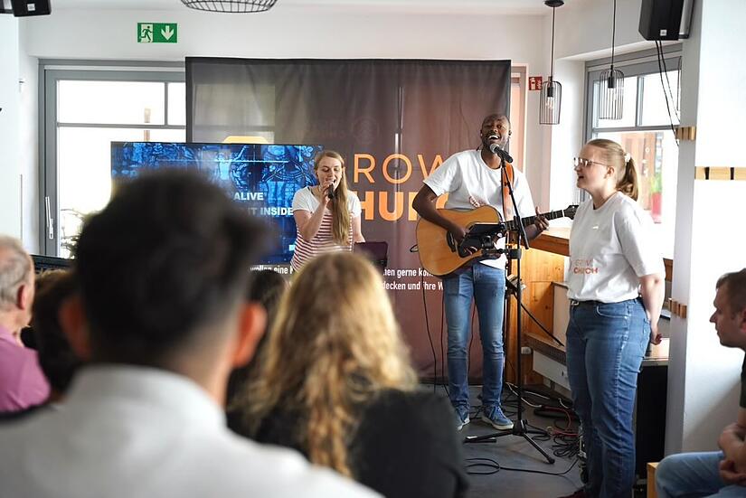 Gottesdienst im ehemaligen Caf&eacute;: Seit Juni bezieht die Forchheimer &bdquo;Grow Church&ldquo; das ehemalige Caf&eacute; Mittendrin. Die neue Freikirche kommt in Forchheim bereits gut an.