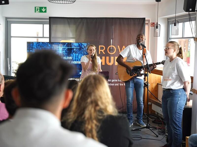 Gottesdienst im ehemaligen Caf&eacute;: Seit Juni bezieht die Forchheimer &bdquo;Grow Church&ldquo; das ehemalige Caf&eacute; Mittendrin. Die neue Freikirche kommt in Forchheim bereits gut an.