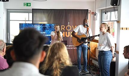 Gottesdienst im ehemaligen Caf&eacute;: Seit Juni bezieht die Forchheimer &bdquo;Grow Church&ldquo; das ehemalige Caf&eacute; Mittendrin. Die neue Freikirche kommt in Forchheim bereits gut an.
