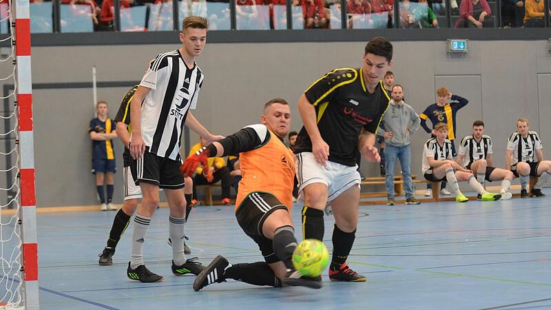 Fast gelingt Nino Rupprecht (rechts) vom SV R&ouml;mershag hier ein weiterer Treffer, doch Torh&uuml;ter Niklas Fischer vom TSV Volkers ist zur Stelle. R&ouml;mershag gewann das Viertelfinale gegen den TSV dennoch (3:1) und Rupprecht wurde am Ende mit vier Turni...