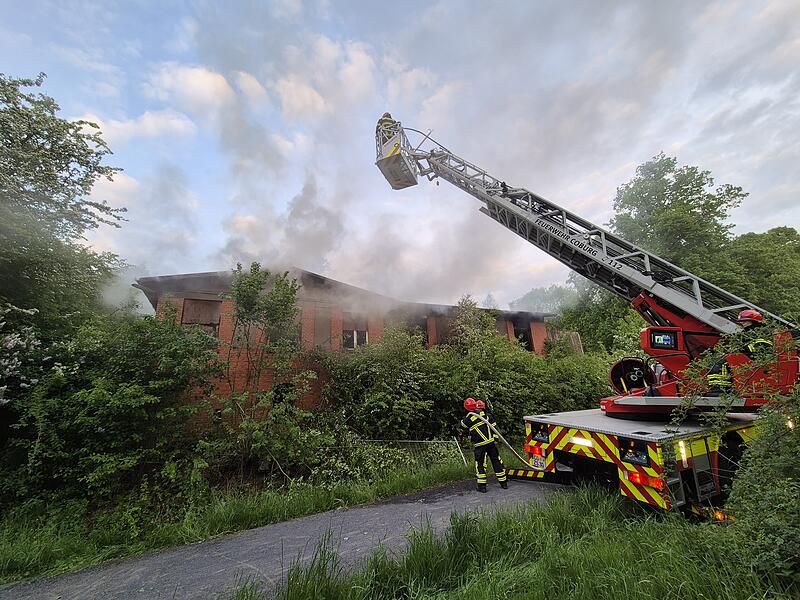Coburger Lokschuppen in Flammen: Bei den L&ouml;scharbeiten der Feuerwehr kommt auch eine Drehleiter zum Einsatz.