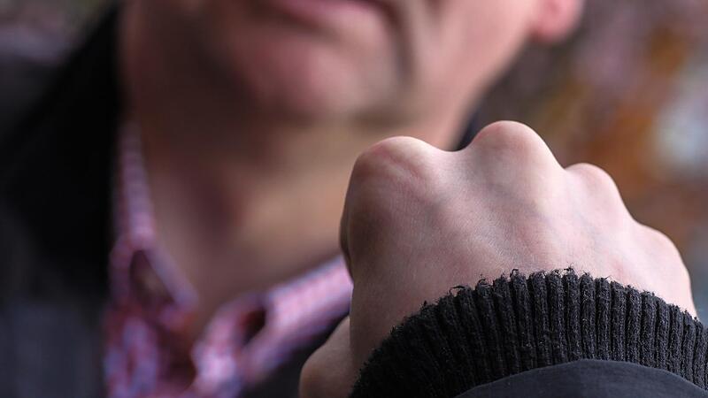 Ein Senior prügelt seinen Nachbar krankenhausreif. Weder er noch sein Sohn helfen dem Opfer anschließend. Jetzt standen die beiden wegen unterlassener Hilfeleistung im Bad Kissingen vor Gericht. Ein Senior prügelt seinen Nachbar krankenhausreif. Weder er noch sein Sohn helfen dem Opfer anschließend. Jetzt standen die beiden wegen unterlassener Hilfeleistung im Bad Kissingen vor Gericht.