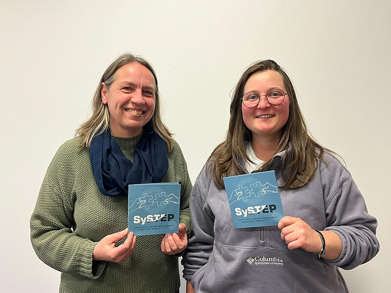 Bianca Galle (links) und Shirley Breuer (rechts) von der &bdquo;Fachstelle T&auml;ter*innen&shy;arbeit h&auml;usliche Gewalt Oberfranken SySTEP&ldquo; in Hof