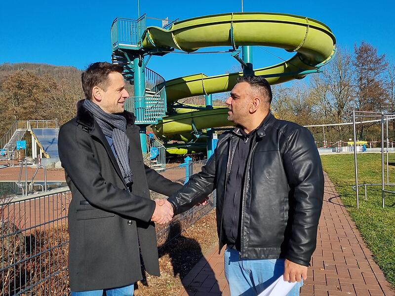 Der Gesch&auml;ftsf&uuml;hrer der Stadtwerke Ebermannstadt J&uuml;rgen Fiedler (links) mit P&auml;chter Mavis Demertzi bei der Vertragsunterzeichnung im Ebsermare.