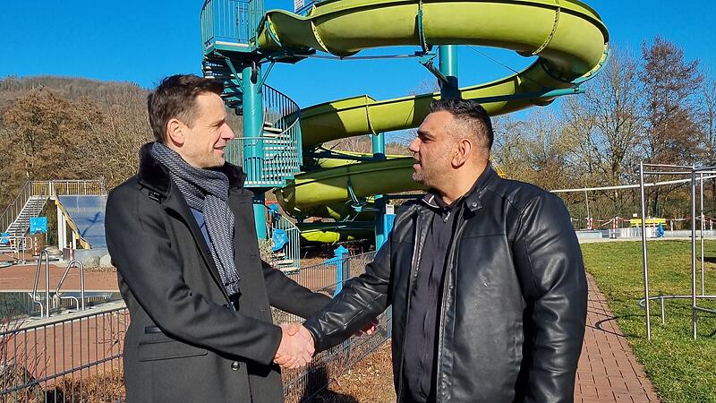 Der Gesch&auml;ftsf&uuml;hrer der Stadtwerke Ebermannstadt J&uuml;rgen Fiedler (links) mit P&auml;chter Mavis Demertzi bei der Vertragsunterzeichnung im Ebsermare.