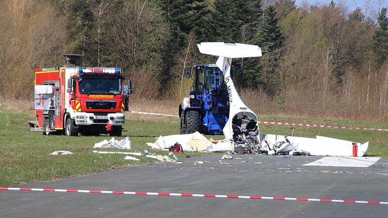 Ein missgl&uuml;ckter Startversuch f&uuml;hrte zum Absturz dieses Ultraleichtflugzeuges auf dem Kulmbacher Flugplatz. Dabei starben der Untersteinacher Unternehmer Klaus Georg Purucker und ein Begleiter.