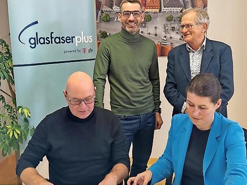 Vorne, v.l.: Andreas Zapf (Regionalmanager Telekom), 1. B&uuml;rgermeisterin Frau Christiane Meyer. Hinten, v.l.: Gesch&auml;ftsleiter der VG und Breitbandpate Andreas Kirchner, Roland Werb von der Breitbandberatungsfirma Corwese.