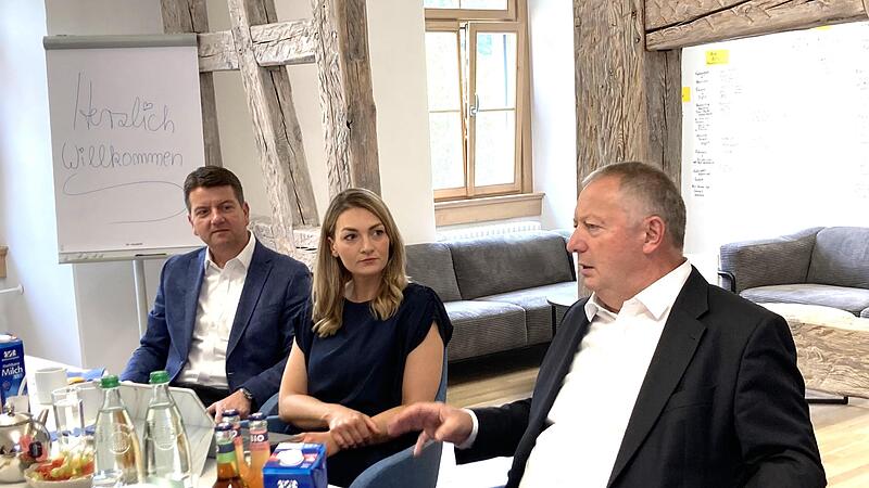 Im Gespräch: Landrat Thomas Bold (rechts) mit Bayerns Gesundheits- und Pflegeministerin Judith Gerlach und Innenstaatssekretär Sandro Kirchner. Im Gespräch: Landrat Thomas Bold (rechts) mit Bayerns Gesundheits- und Pflegeministerin Judith Gerlach und Innenstaatssekretär Sandro Kirchner.