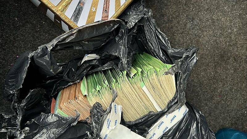 Z&ouml;llner finden Zehntausende Euro in M&uuml;llsack