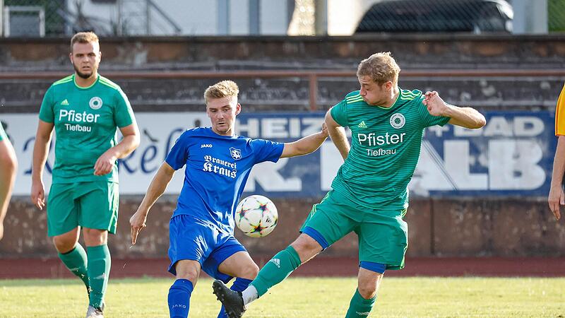 Eine blitzsaubere Leistung bot der TSV Hirschaid um Fabian N&ouml;gel (M.) in seinem Kreisliga-Heimspiel am Donnerstagabend und fertigte den FC Baunach und Fabian G&ouml;tz (r.) souver&auml;n mit 3:0 ab.