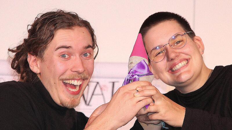 Die Sieger des Mürschter Poetry Slam, Til Gerloff (links) und Jule Meier (rechts) freuten sich gemeinsam über den vom Kunstprojekt Else gestifteten Preis.