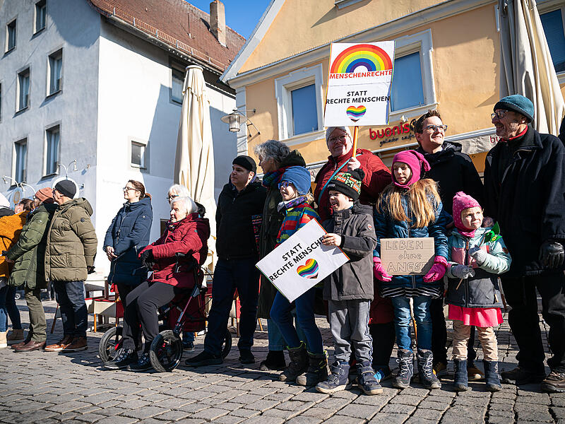 Die sch&ouml;nsten Impressionen von der Menschenkette der Omas gegen Rechts am 8. Februar in Forchheim.