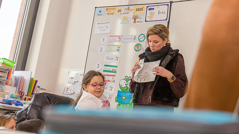 Besuch in der Klasse 2a von Susanne Roth: Die Adalbert-Stifter-Schule Forchheim gehört zu den 100 ersten Schulen in Bayern, die vom Startchancen-Programm profitieren sollen. Doch die Umsetzung dauert.