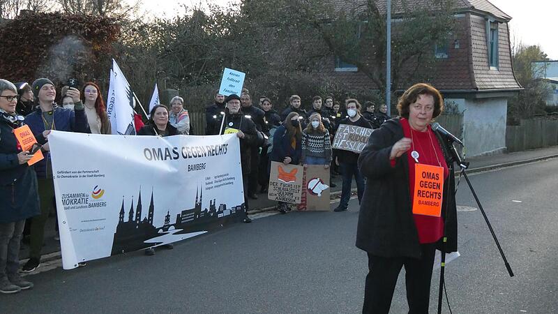 Auch bei den Demos in Ebern in der Coronazeit waren sie oft zugegen. Tosenden Beifall erhielt Astrid von den &bdquo;Omas gegen Rechts&ldquo; beispielsweise im November 2022  f&uuml;r ihre Rede in Wunsiedel, wo unser Bild entstand.