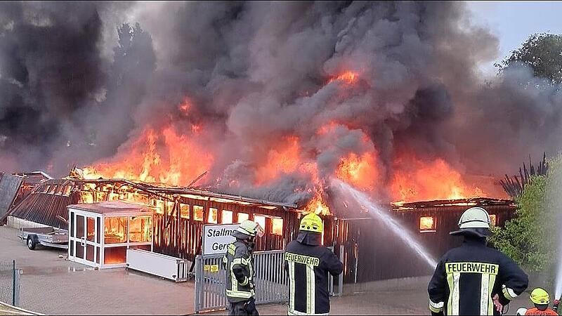 Lichterloh brannte die Lagerhalle beim Eintreffen der Feuerwehren.