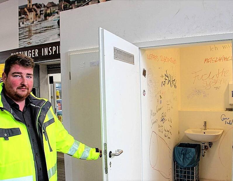 Patrick Fischers Gesicht sagt alles. Die Ideen, das Geld, die Zeit und die Leidenschaft, die er und sein Team in eine attraktive Gestaltung der Bahnhofshalle investiert haben, f&uuml;hren Vandalen ad absurdum.