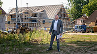 Bürgermeister Peter Lepper steht auf dem Gelände, auf dem das neue Rathausquartier von Effeltrich entstehen soll. Hinter ihm wird das Rathaus derzeit umfassend saniert.Forchheim & Fränkische Schweiz Bürgermeister Peter Lepper steht auf dem Gelände, auf dem das neue Rathausquartier von Effeltrich entstehen soll. Hinter ihm wird das Rathaus derzeit umfassend saniert.