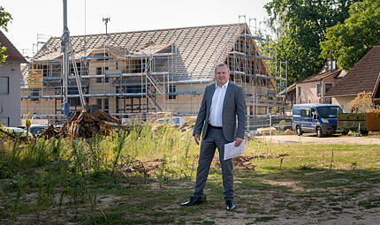 Bürgermeister Peter Lepper steht auf dem Gelände, auf dem das neue Rathausquartier von Effeltrich entstehen soll. Hinter ihm wird das Rathaus derzeit umfassend saniert.Forchheim & Fränkische Schweiz Bürgermeister Peter Lepper steht auf dem Gelände, auf dem das neue Rathausquartier von Effeltrich entstehen soll. Hinter ihm wird das Rathaus derzeit umfassend saniert.