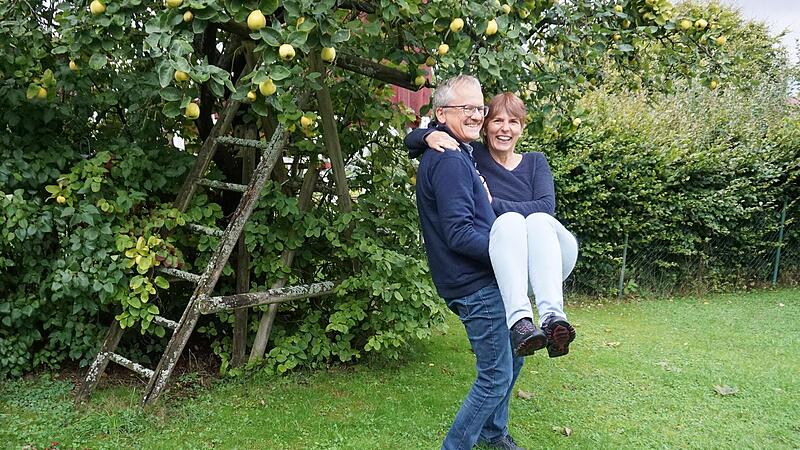 Gro&szlig;, klein, leicht: Fr&auml;nkische Familiennamen haben witzige Hintergr&uuml;nde. F&uuml;r Bernhard Leicht ist es ein Leichtes, seine Frau Corinna auf H&auml;nden zu tragen.