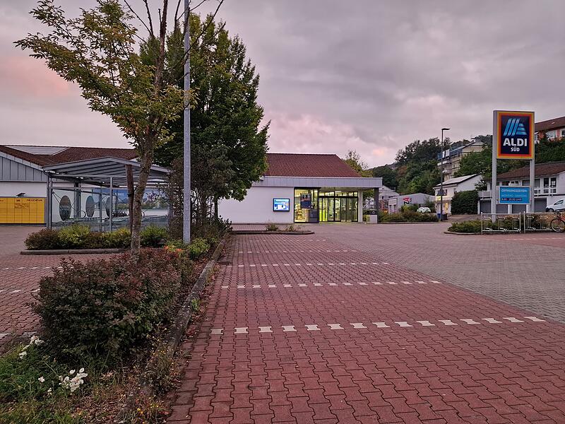 Auf dem Aldi-Parkplatz in Bad Brückenau soll ein DM-Markt entstehen.