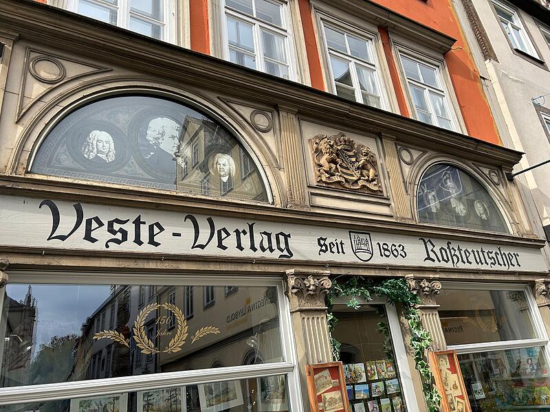 Hier gibt&rsquo;s die Veste gleich doppelt! Der Veste-Verlag Ro&szlig;teutscher (hier das Ladenlokal in der Steingasse) tr&auml;gt das Coburger Wahrzeichen sowohl in seinem Namen als auch im Logo.