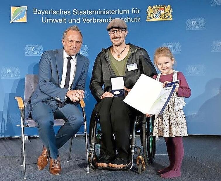 Dominik Herrmann erhielt die Staatsmedaille von Thorsten Glauber (l.).