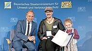 Dominik Herrmann erhielt die Staatsmedaille von Thorsten Glauber (l.).