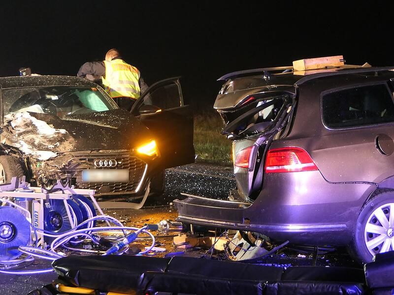 Ein Audi (links) kollidierte ebenfalls mit dem Passat.