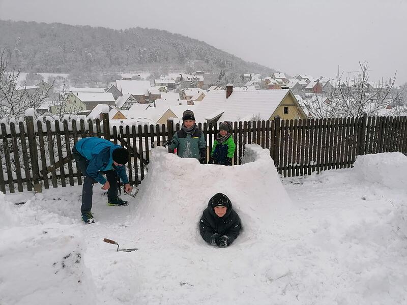 Nicht schlecht gestaunt haben die drei Jungs Tim, Luca und Jan, als sie am Montag fr&uuml;h ihren Rollo hochzogen und zum Fenster raus schauten. "Wow, soooo viel Schnee." Die Hausaufgaben wurden im Eiltempo erledigt, damit sie zusammen mit Opa Walter ein begehbares Iglu mauern konnten. Alle vier hatten ihren Spa&szlig;.