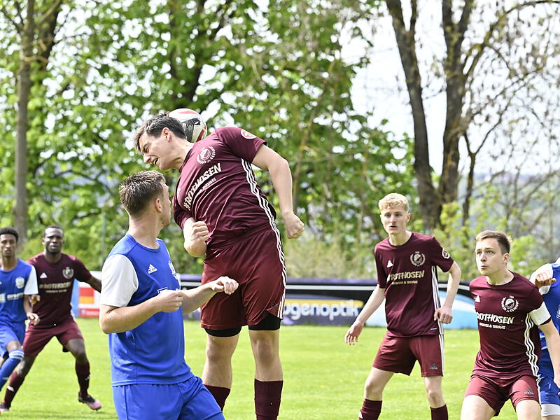 Wie schon am Sonntag gegen Einberg (rote Trikots) verlor der SV Ketschendorf am Donnerstag in Oberlauter mit 0:1.