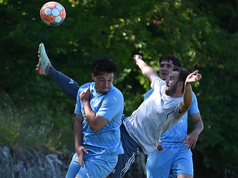 Der TSV Ebermannstadt um Lukas Schmittlein (hier gegen die SG Wolfsberg/Geschwand) hat Gruppe 14 zwar nur auf Rang 2 abgeschlossen, steht aber trotzdem im Achtelfinale, da Gruppensieger SpVgg Erlangen II dort nicht antreten darf. ZinkForchheim & Fr&auml;nkische Schweiz