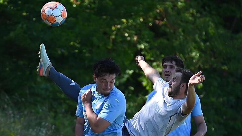 Der TSV Ebermannstadt um Lukas Schmittlein (hier gegen die SG Wolfsberg/Geschwand) hat Gruppe 14 zwar nur auf Rang 2 abgeschlossen, steht aber trotzdem im Achtelfinale, da Gruppensieger SpVgg Erlangen II dort nicht antreten darf. ZinkForchheim & Fr&auml;nkische Schweiz