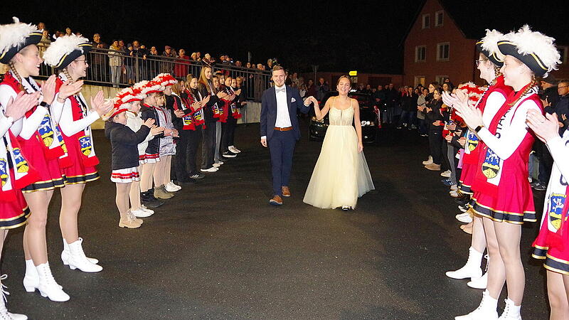 Ankunft des neuen Steinberger Prinzenpaars Stella I. und Nico I.