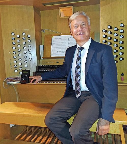 Stadtkantor Burkhard Ascherl an der Orgel. Stadtkantor Burkhard Ascherl an der Orgel.