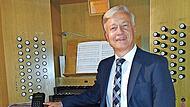 Stadtkantor Burkhard Ascherl an der Orgel.