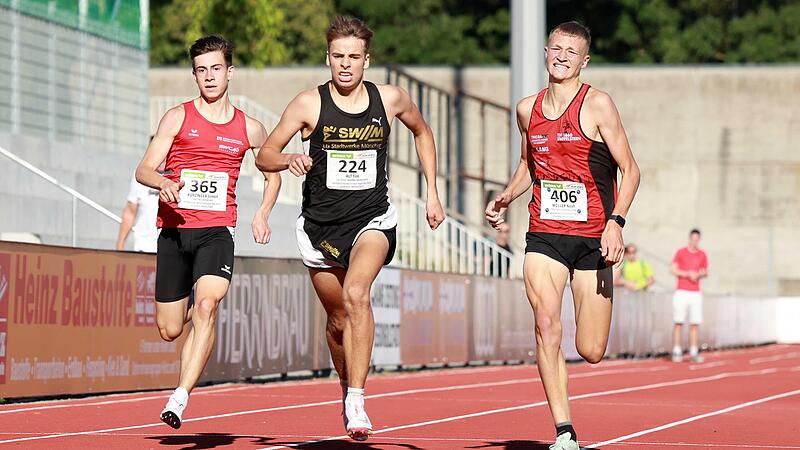 Im 800-Meter-Lauf duellierte sich Noah Möller (rechts) mit dem Münchner Tim Alt (Mitte) auf der Zielgeraden. Lachender Dritter war aber der Regensburger Simon Kürzinger (links), der sich den Titel holte.