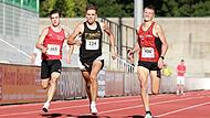Im 800-Meter-Lauf duellierte sich Noah Möller (rechts) mit dem Münchner Tim Alt (Mitte) auf der Zielgeraden. Lachender Dritter war aber der Regensburger Simon Kürzinger (links), der sich den Titel holte.